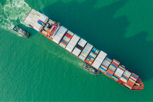 cargo ship carrying container for business import 1.jpg